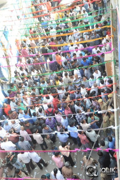 1-Nenokkadine-Hungama-at-RTC-Cross-Roads